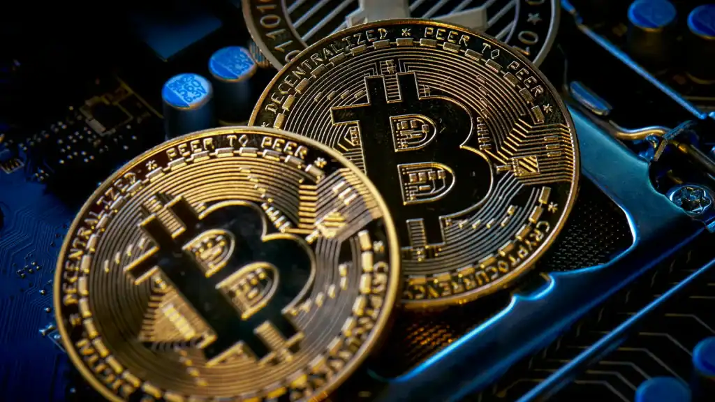 Hoskinson Backs Zcash Over BTC as XRP ETF Sets Record
