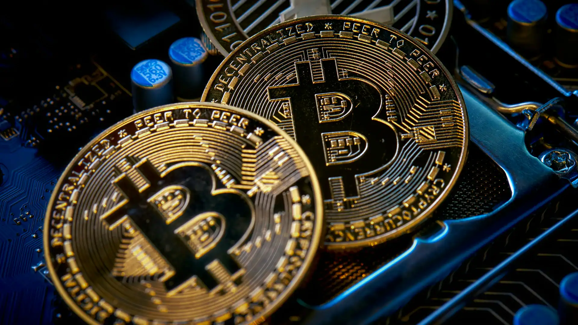 Hoskinson Backs Zcash Over BTC as XRP ETF Sets Record