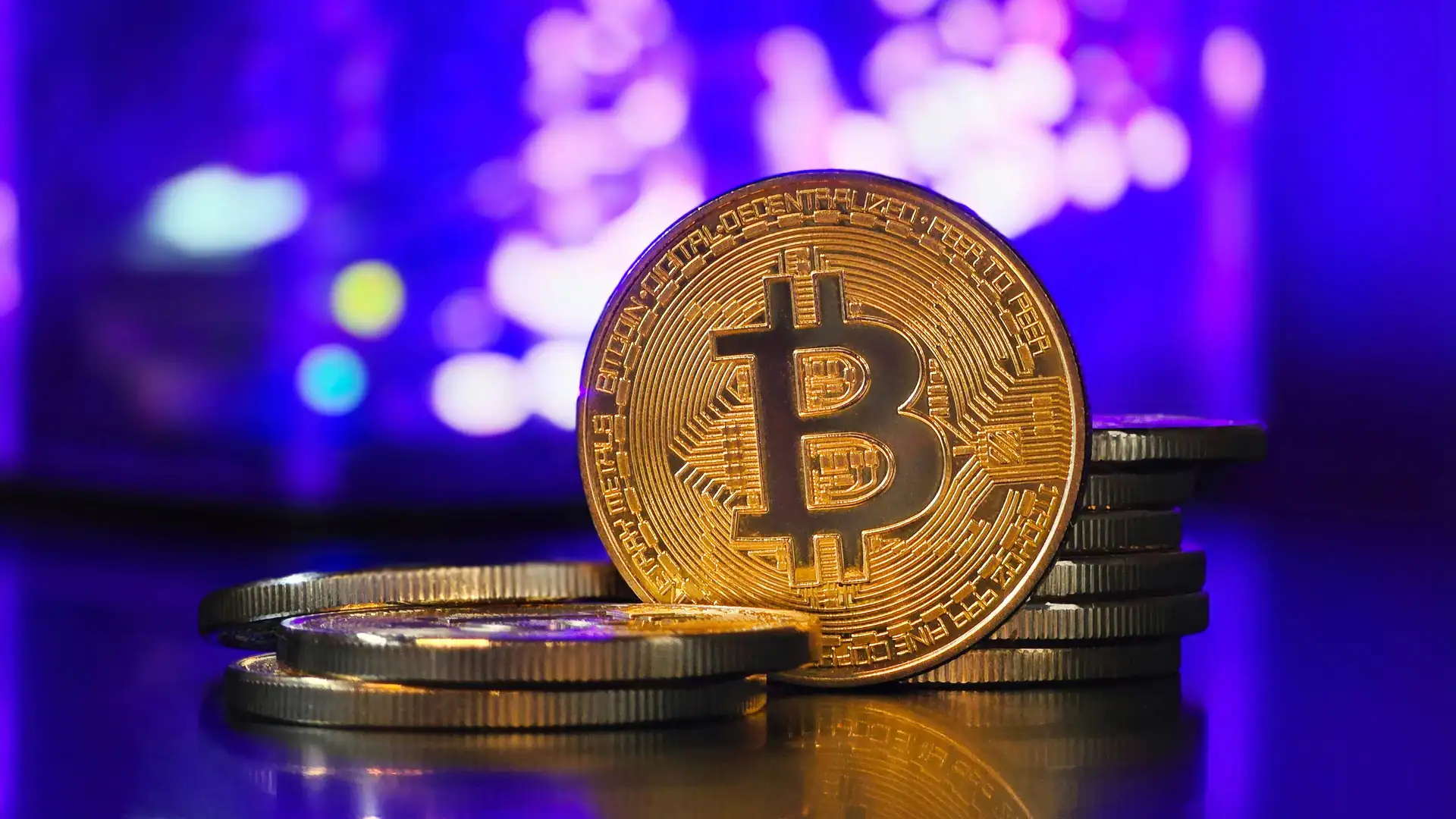 Bitcoin ETF inflows hit $924M, Ethereum ETFs extend streak