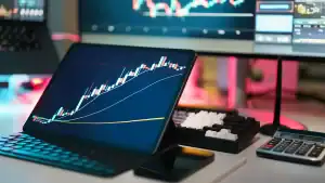 Ethereum ETFs Stay Strong as Bitcoin ETFs Lose $460M