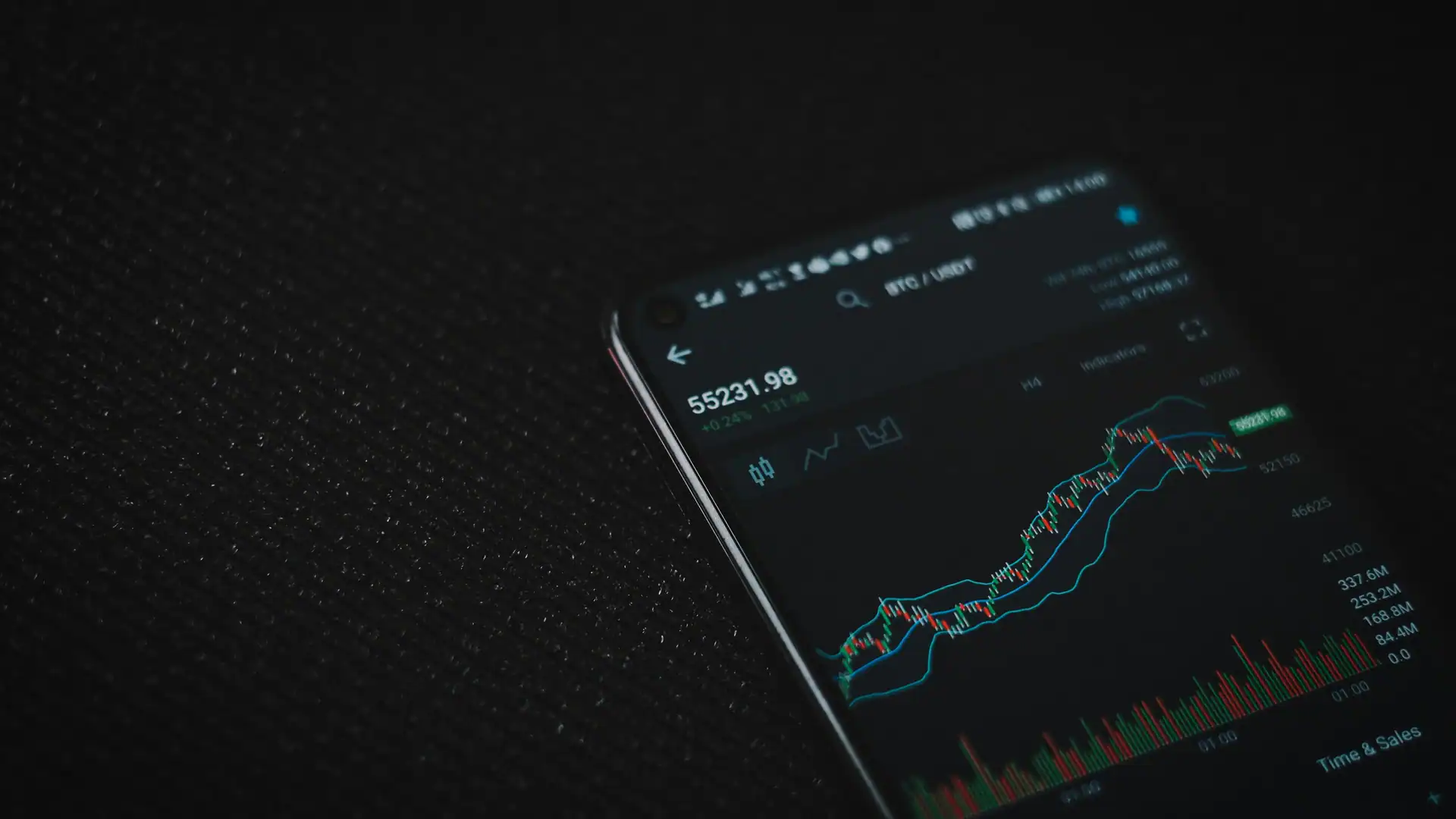 US Bitcoin ETFs Shed $463M Weekly as Ether ETFs Gain $197M
